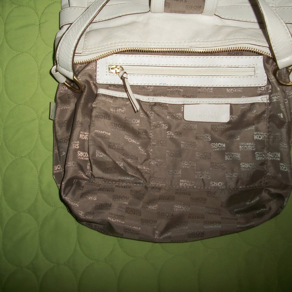 Michael Kors Vintage White Leather Shoulder Bag - Picture 12 of 16